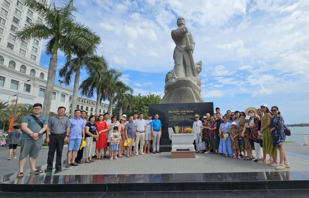 Đoàn CBNV Đông Đô Marine thăm tượng đài Mẹ Suốt